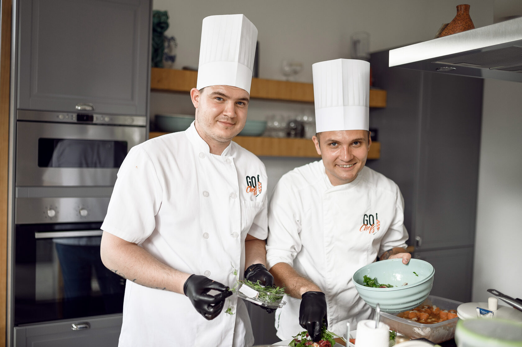 Chefs team. Конкурс шеф поваров. Шеф повора на чёрном фоне. Шеф повары детсадов. Сервис повара.