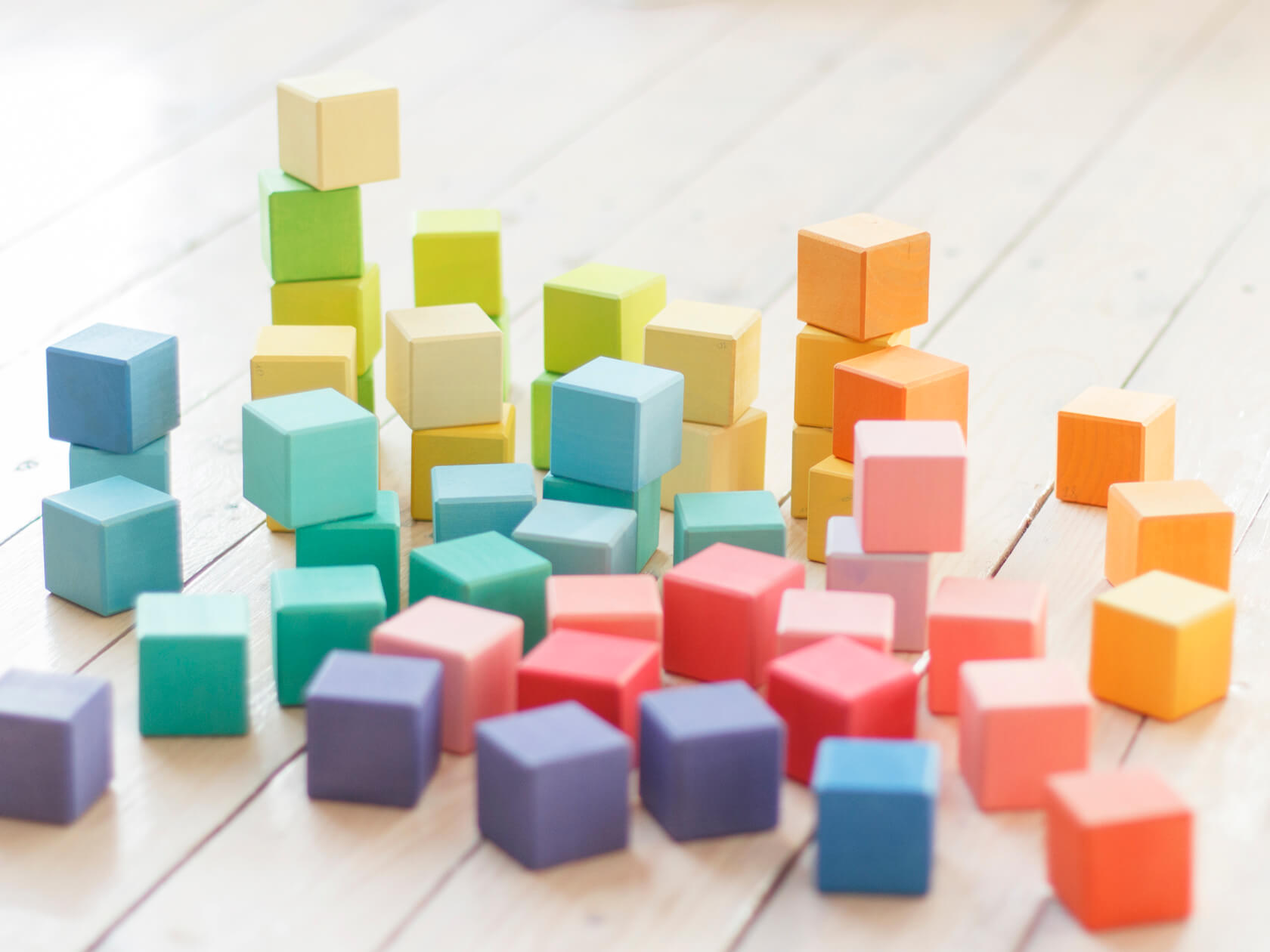 Покажи картинку кубики. Разноцветные кубики. Кубики деревянные цветные. Цветные кубики для детей. Разбросанные кубики.