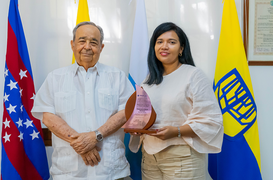 La Sergio Recibió Reconocimiento o a la execelencia del Programa de Administración de Empresas y transformación digital