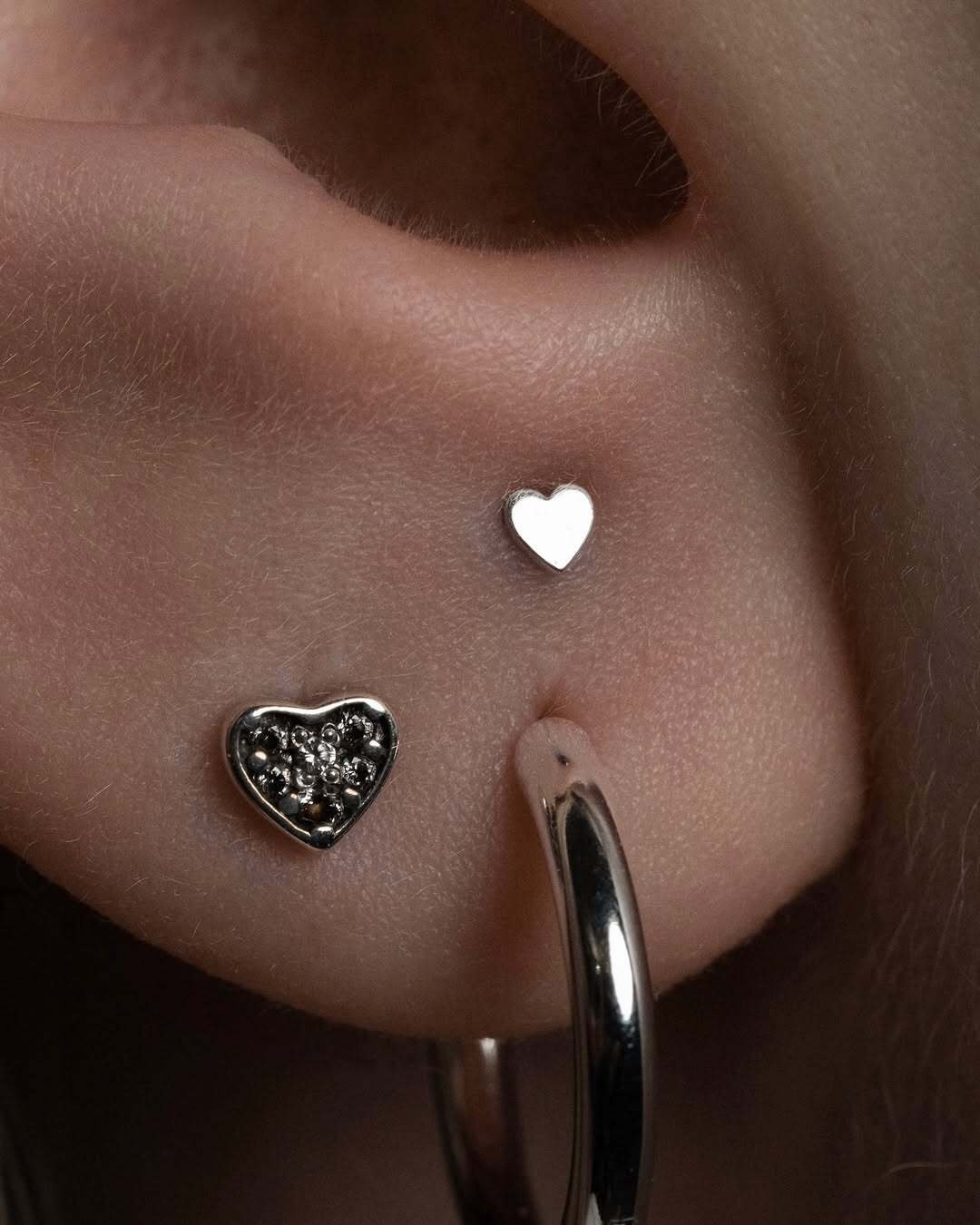 Второй прокол мочки уха с украшениями