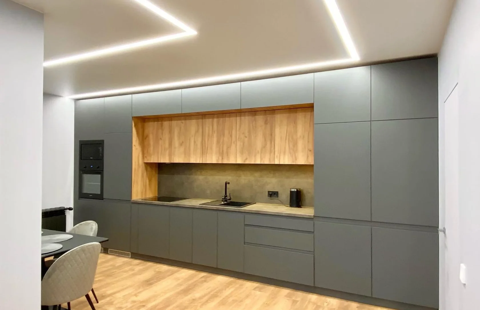 Кухня прямая в сером цвете