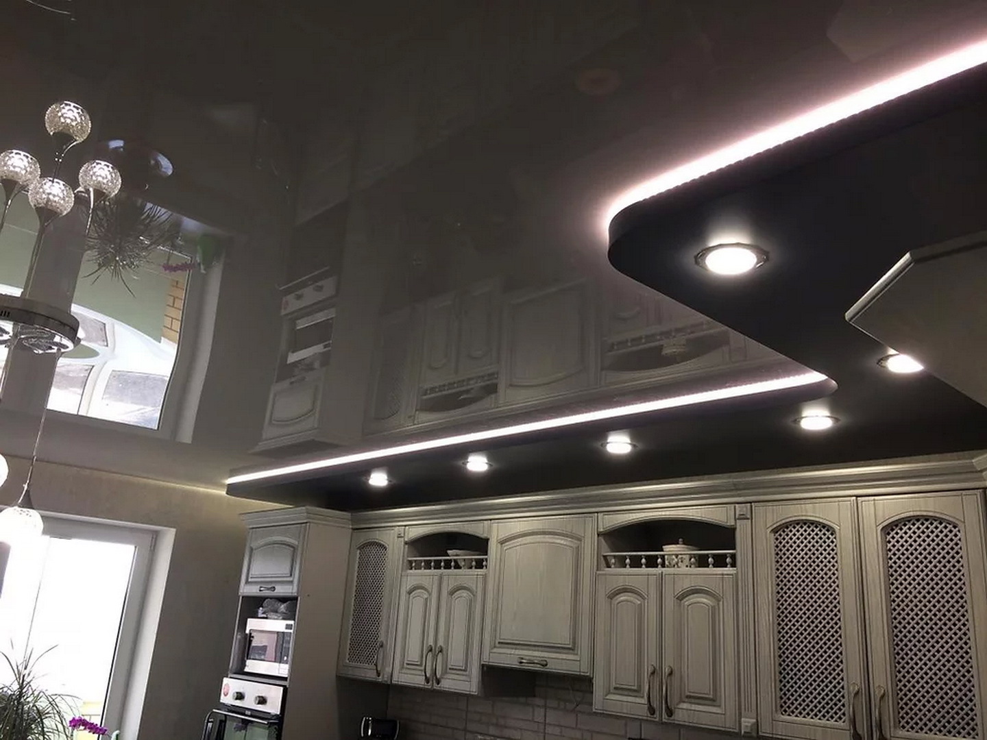 Двухуровневый потолок с подсветкой на кухне