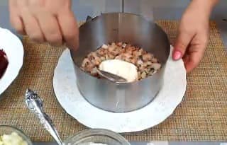 Приготовление салата из свеклы и селедки: шаг 8