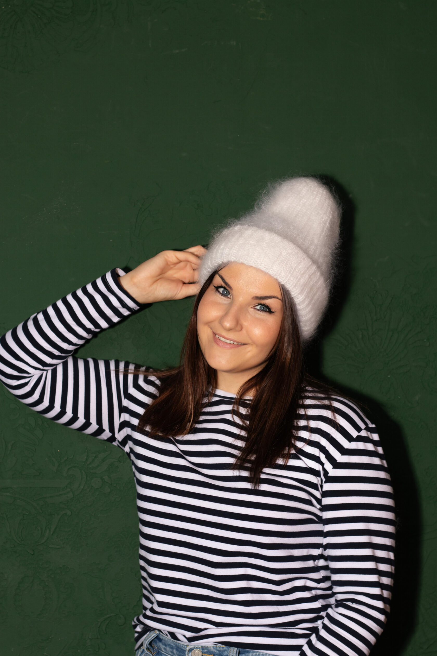 Белая вязаная шапка из козьего пуха ручной работы на модели