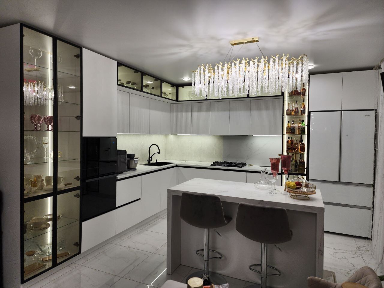 Кухня на заказ Краснодар — высокая витрина-горка с подсветкой в чёрной раме