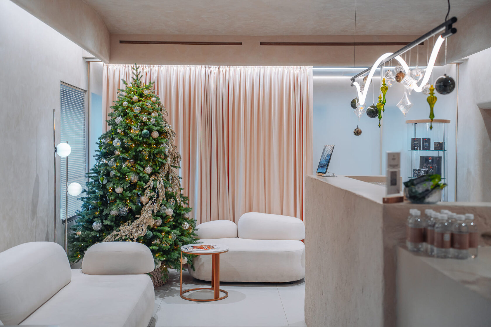 новогоднее оформление офисов, новогоднее оформление 2026, тренды новогоднего декора 2026