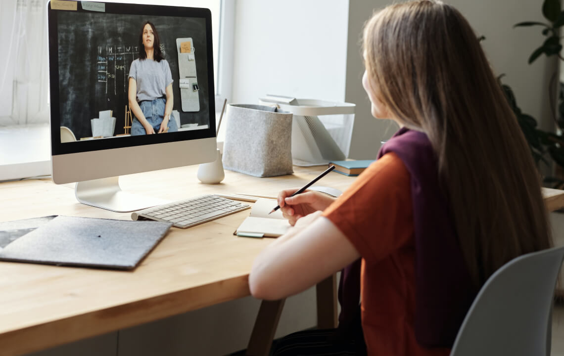 девушка учится за компьютером