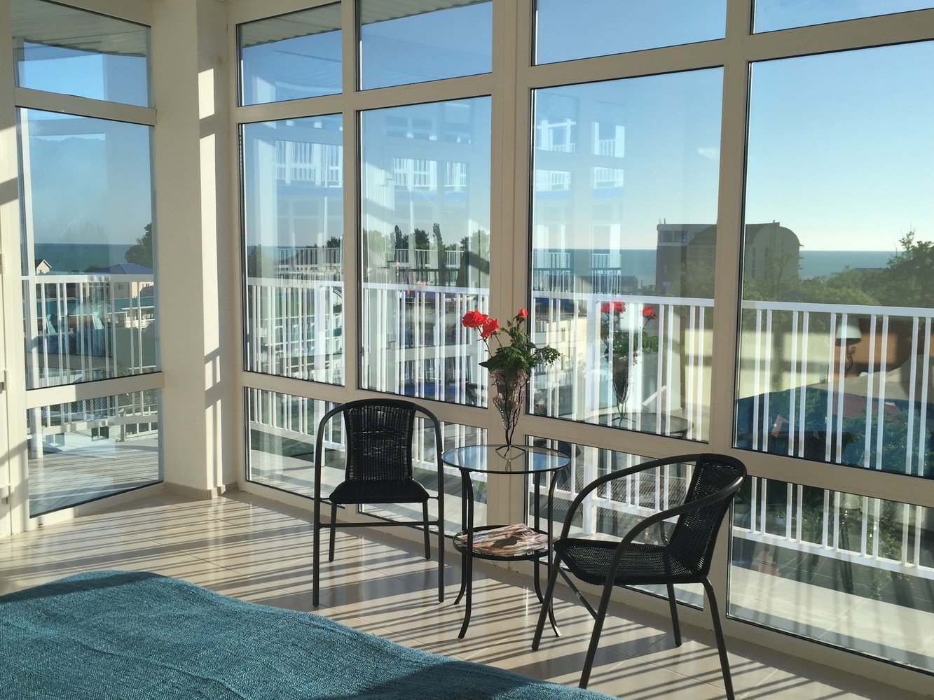 Место для отдыха двухместного номера с панорамными окнами в отеле Марсель, Лермонтово