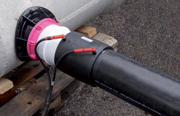 Муфтовая сварка полиэтиленовых труб. Сварка труб пнд 110мм. Компрессионный фитинг пнд 32х50. Пнд трубы 80мм сайдинитель. Соединение полиэтиленовых труб муфтами.