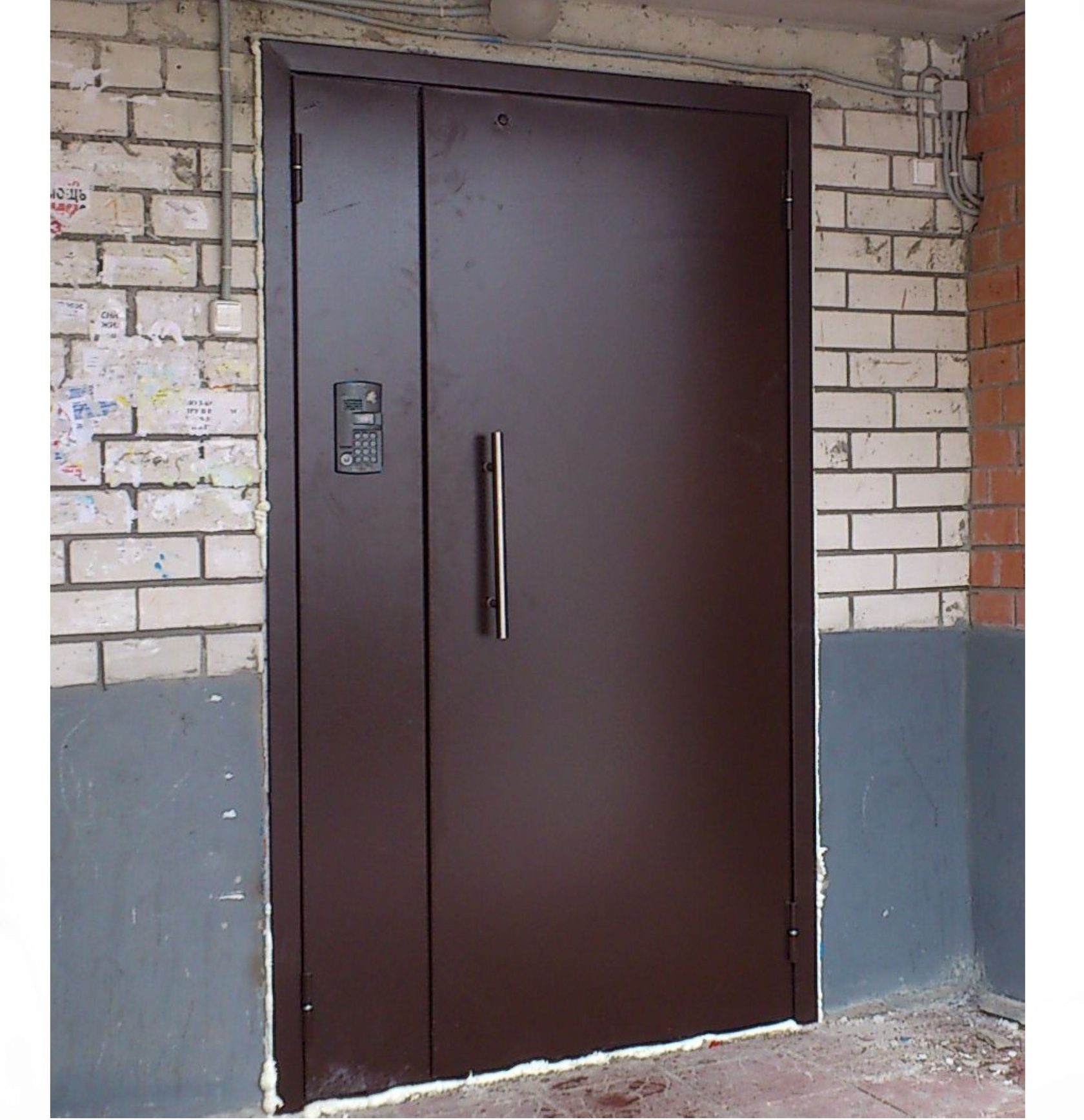 Двери входные в подъезд металлические. Дверь в тамбур подъезда. Металлическая дверь в подъезд. Дверь в тамбур подъезда. Установка металлических дверей в подъезде.