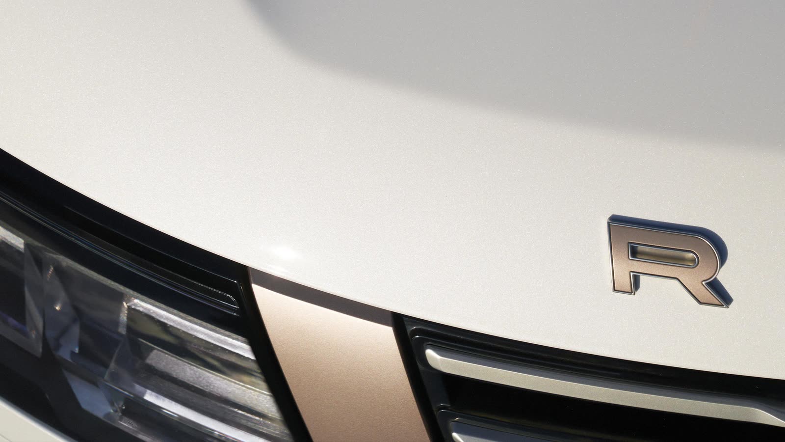 Логотип Range Rover на кузове