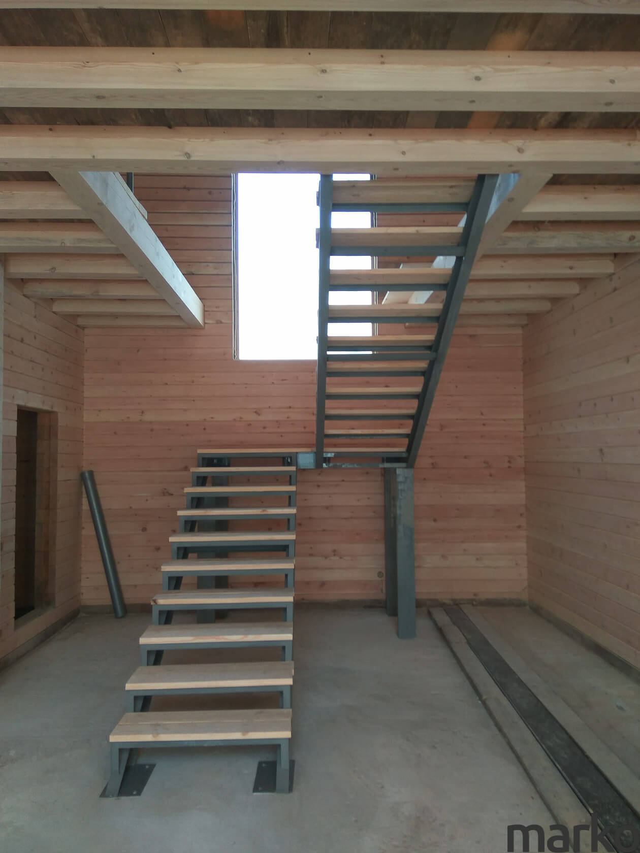 Лестница на второй этаж на металлическом каркасе с поворотом в частном доме фото