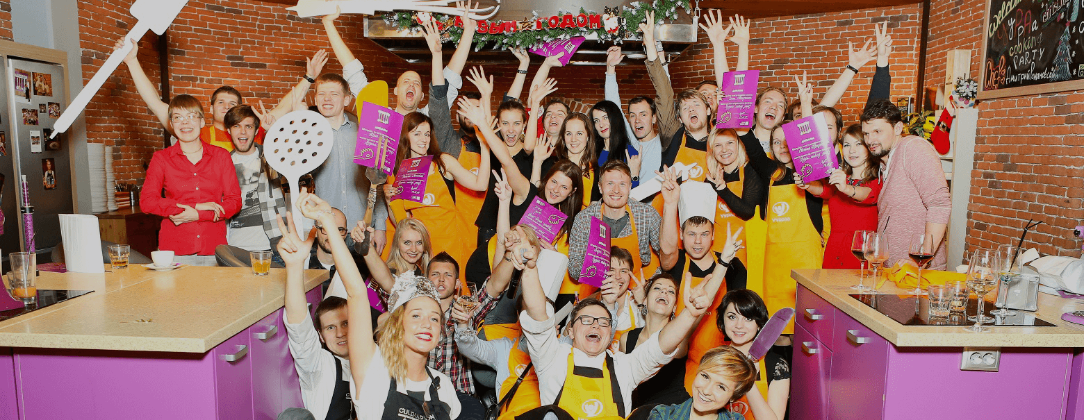 Компания отмечает событие в кулинарной мастерской