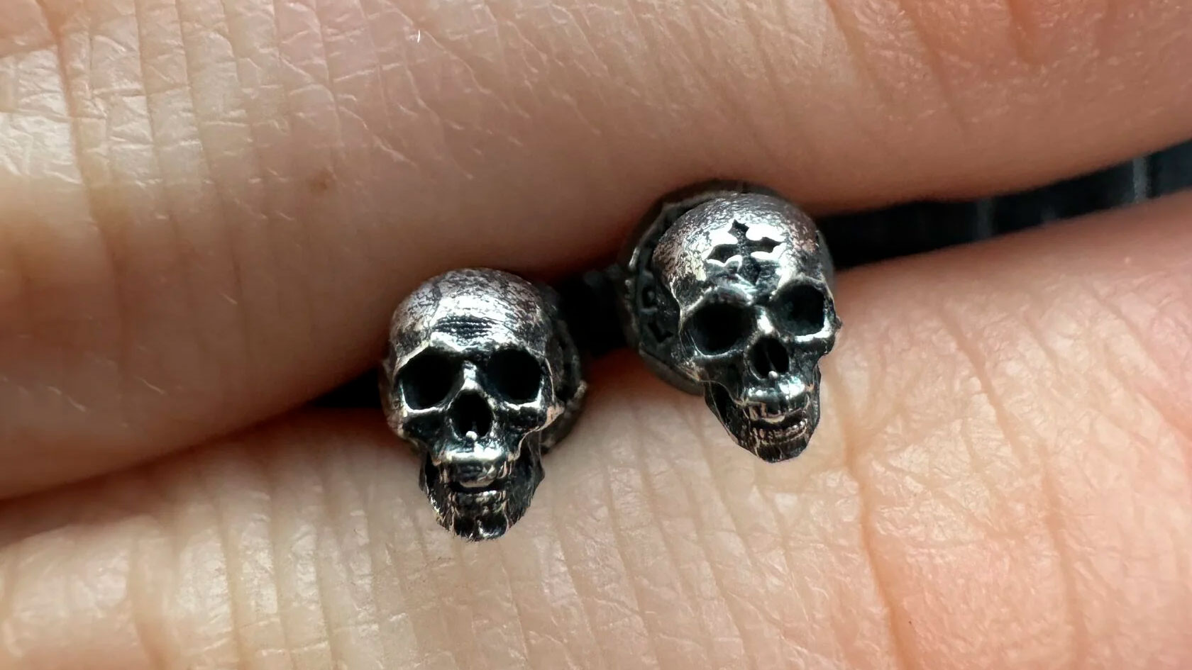 Пусеты в форме черепа