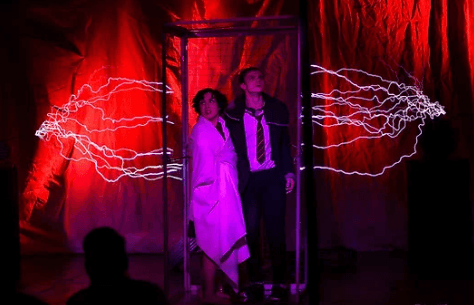 Тесла Шоу люди находятся в клетке Фарадея