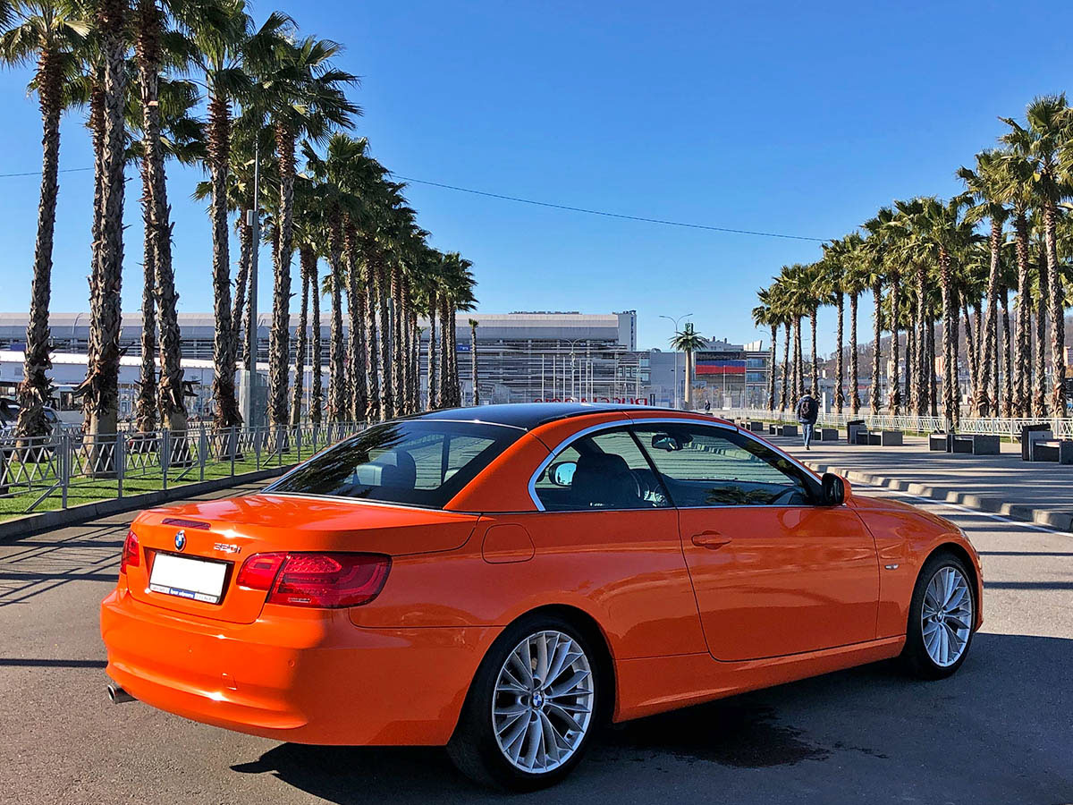 BMW 320i оранжевый. БМВ 320 оранжевый. БМВ кабриолет Сочи. Кабриолет оранжевый BMW.