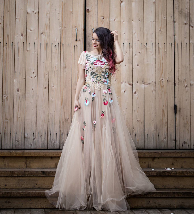 Свадебное платье, украшенное цветами — фото
