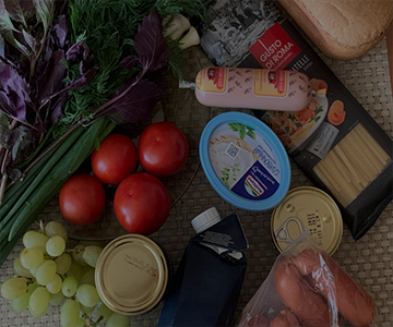 Продукты на столе, натюрморт из продуктов на столе, срочные социальные услуги