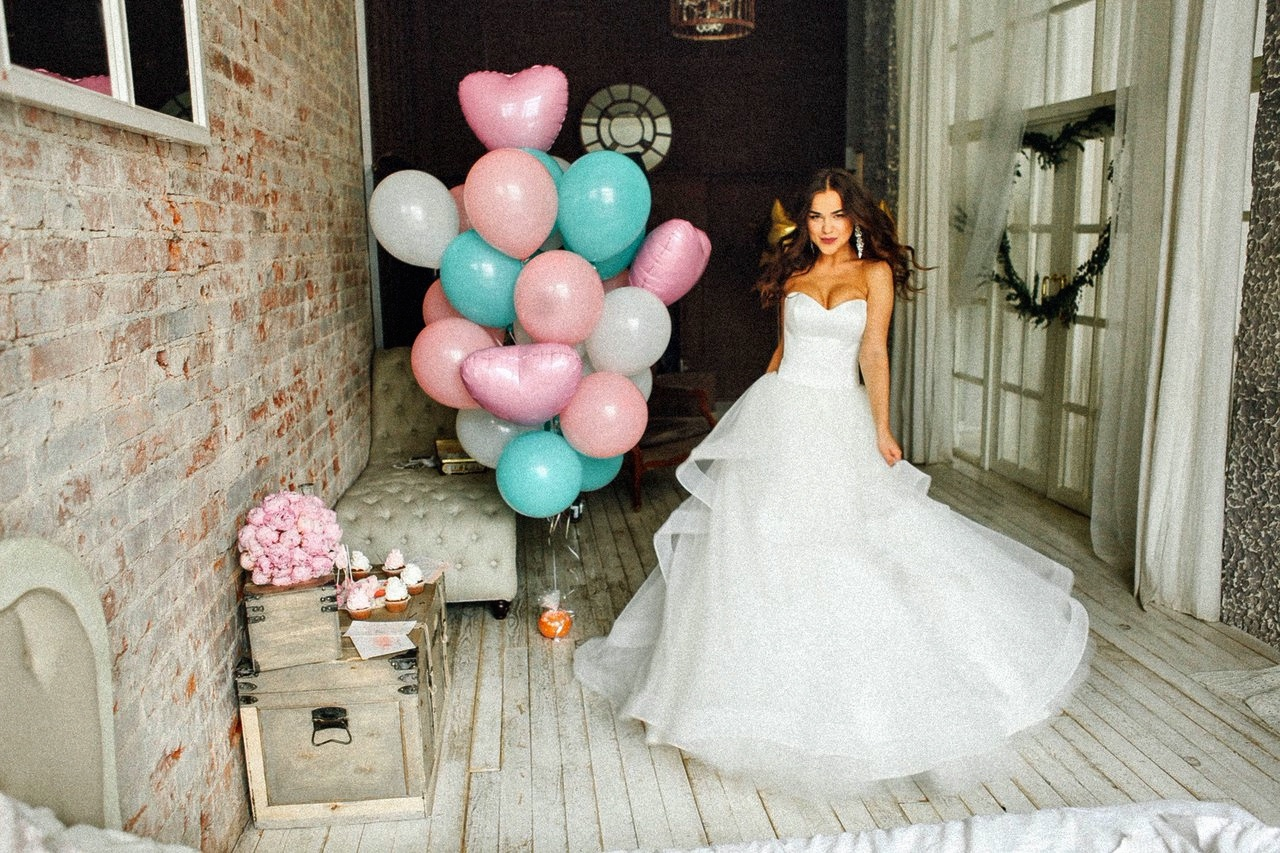 Свадебная фотосессия с шарами в студии