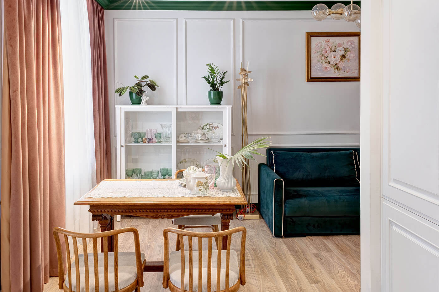 Опалиха - Дизайн интерьера гостиная, диван, комод, шкаф-витрина, стол, стулья