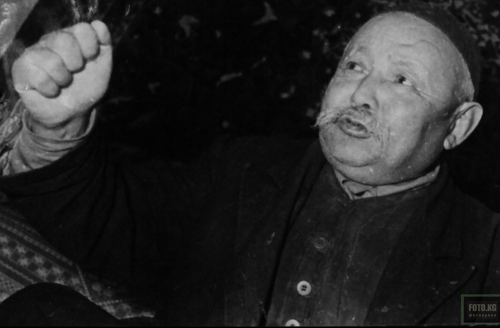 Саякбай Каралаев во время сказывания эпоса Манас