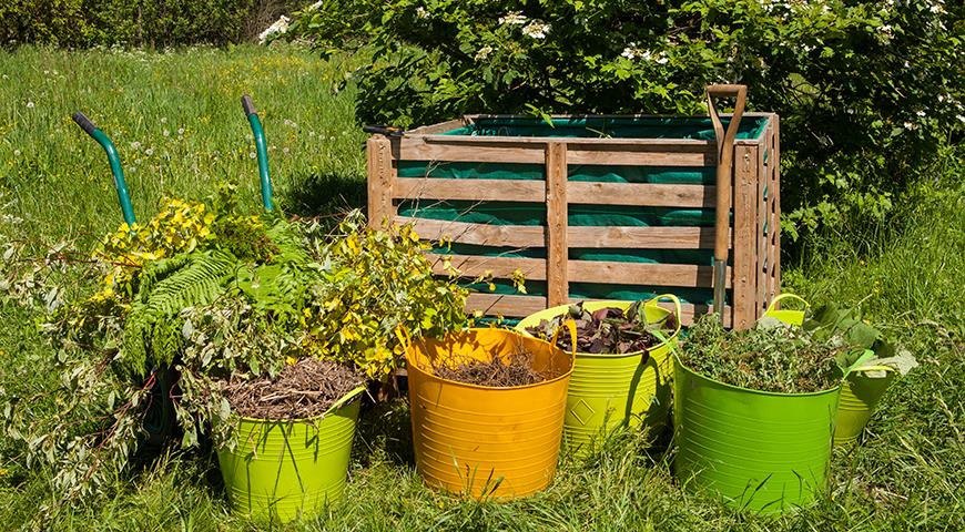 Заполнение компостной кучи органическими отходами