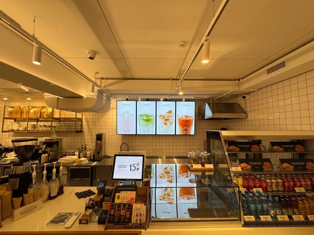 Общий вид стойки Simple Coffee с группой менюбордов за ней
