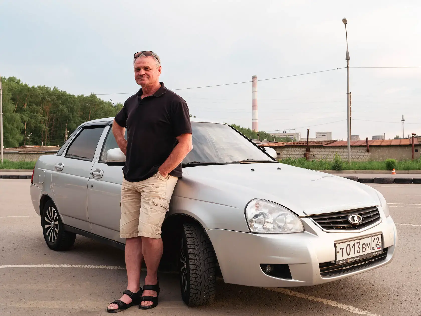 Инструктор по вождению автошколы Учебный центр Сергей Симонов у учебного автомобиля на автодроме в Йошкар-Оле