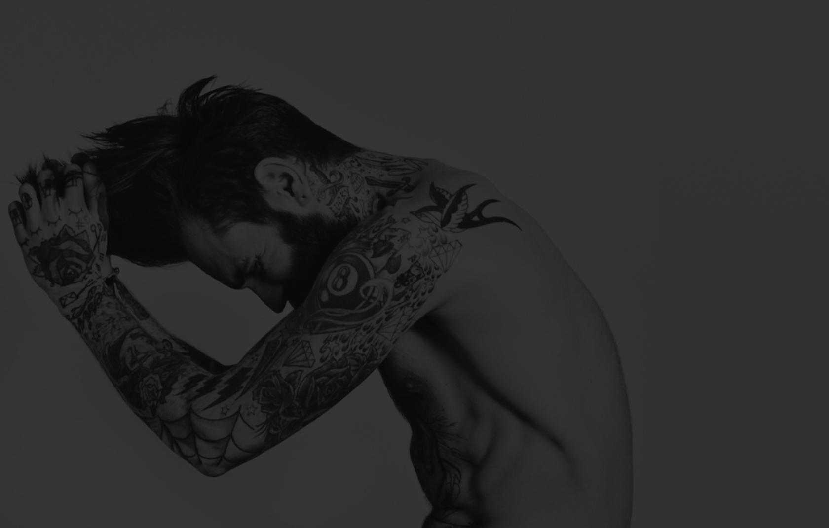 мужчина со стильной татуировкой 