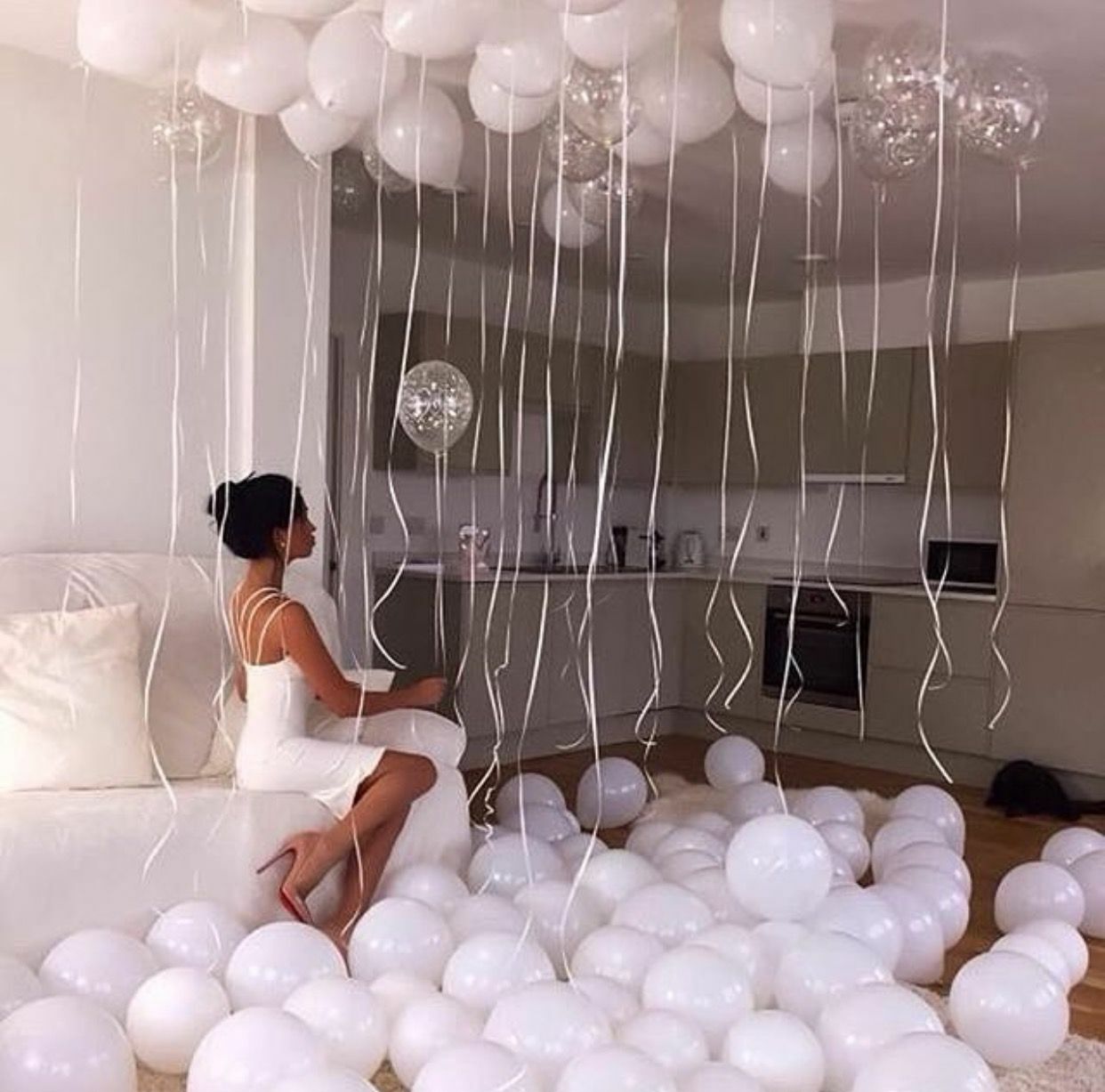 фотосессия с шарами в кровати