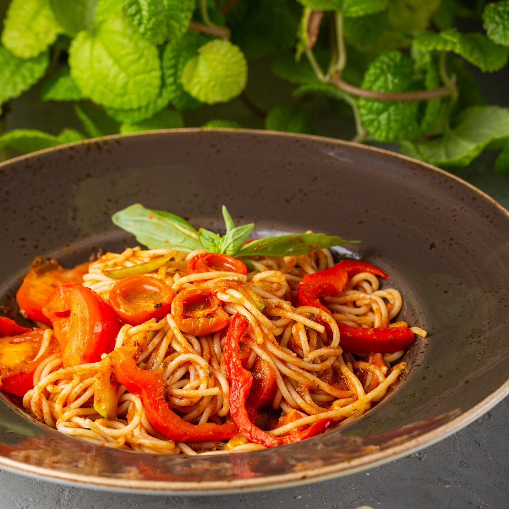 Постные макароны с овощами. Спагетти в томатном соусе. Итальянская паста с овощами. Паста с томатным соусом. Спагетти с говядиной в томатном соусе.