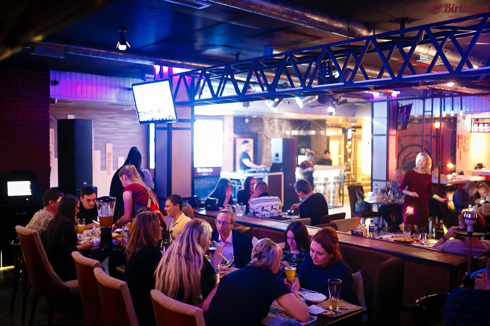 Гости в зале Birliman Grill, вид на сцену и столы