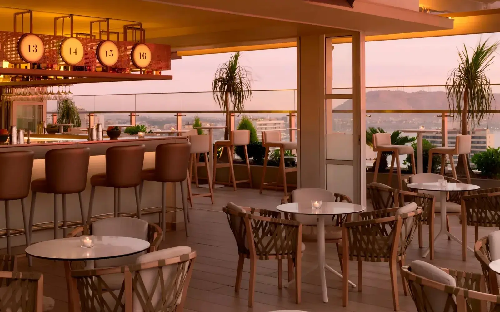 Бар-терраса на крыше с плетёной мебелью и видом на океан, SOUMA Hotel, Лима