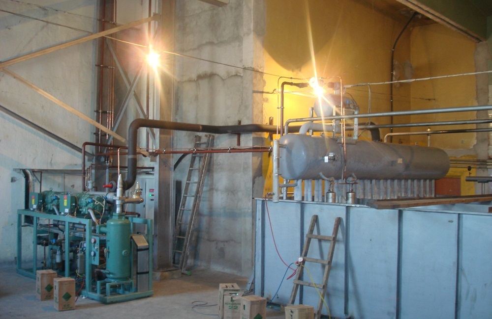 петельчатый льдоаккумулятор с гравитационной подачей и компрессорный агрегат