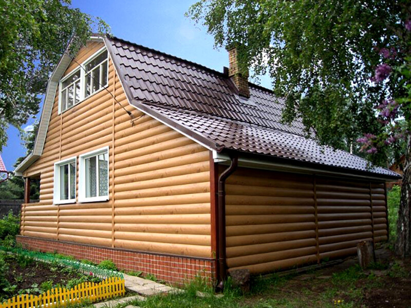 Металлосайдинг для наружной отделки дома фото с коричневой крышей
