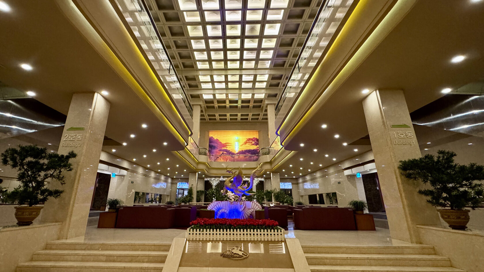 Вестибюль отеля Koryo (Корё). Пхеньян. КНДР (Северная Корея)