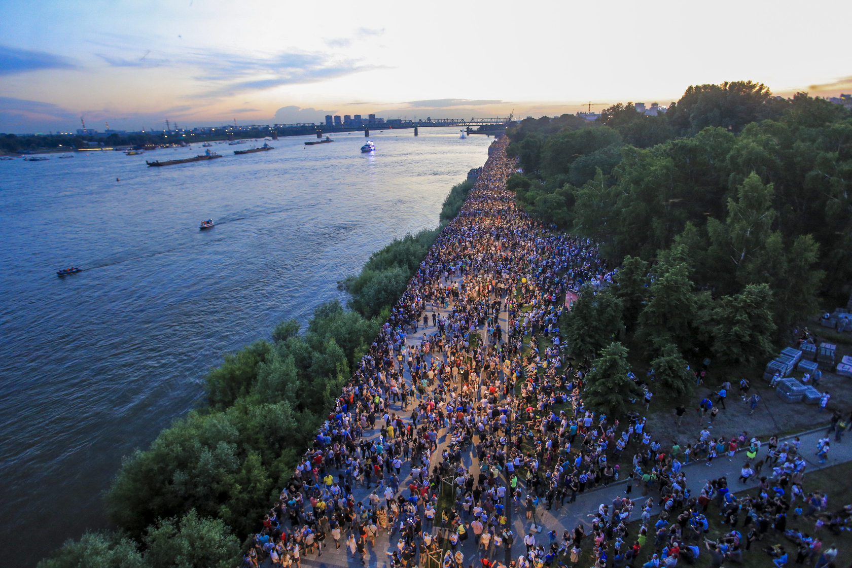 День новосибирска. День города Новосибирск Михайловская набережная. Михайловская набережная салют. Новосибирск празднование на набережной. День города Новосибирска набережная концерт.