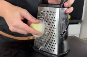 Приготовление форшмака из селедки с яблоком: шаг 4