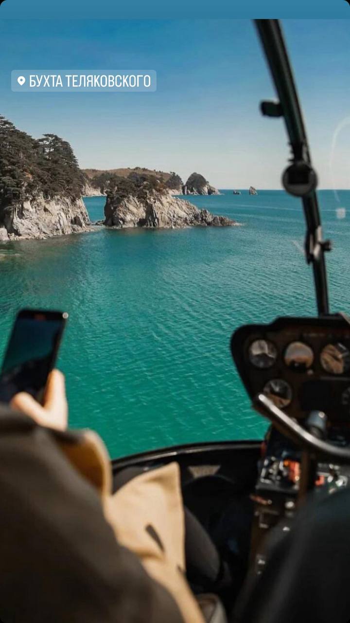 Вид из кабины вертолета на лазурное море
