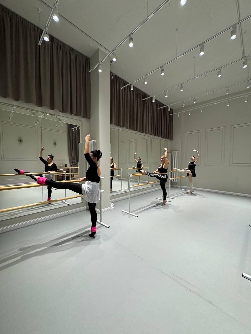 Взрослые ученицы на занятии Body Ballet