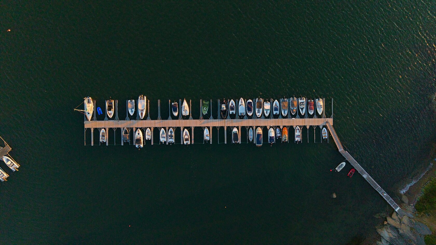 Несколько подъёмников RiverLift в составе причальной зоны на берегу водоёма