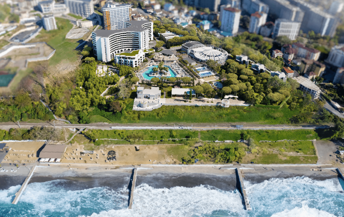 Вид отеля Livingston со стороны Черного моря в Сочи