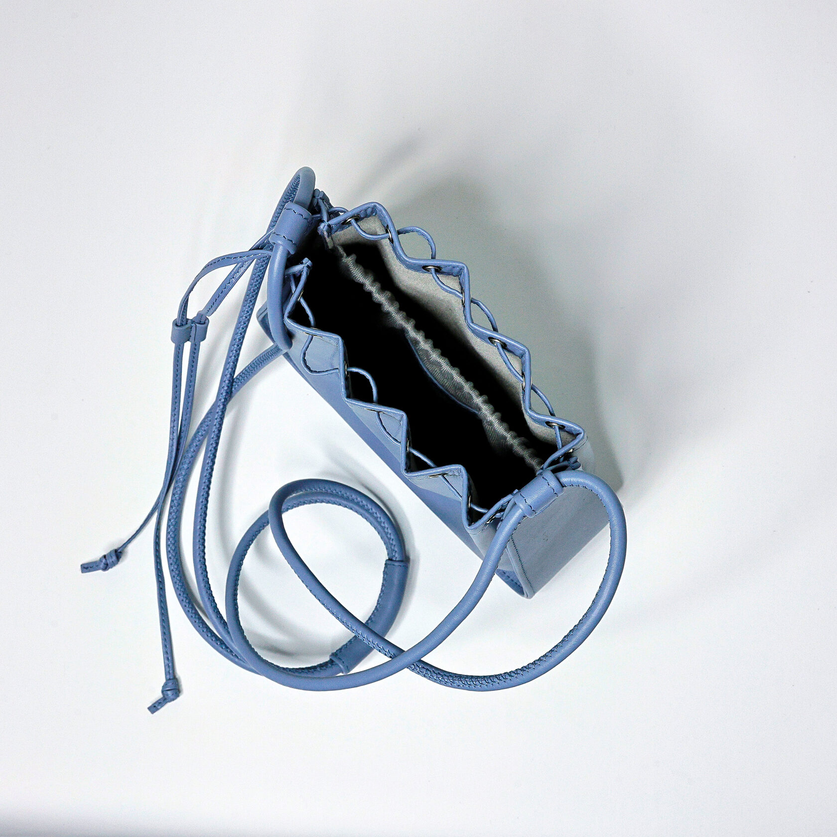 дизайнерская сумка Drift mini архитектурной формы голубого цвета из натуральной кожи премиум качества