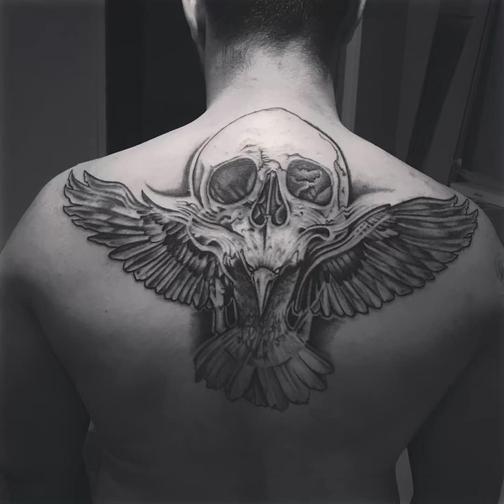 Татуировка с крылом на спине