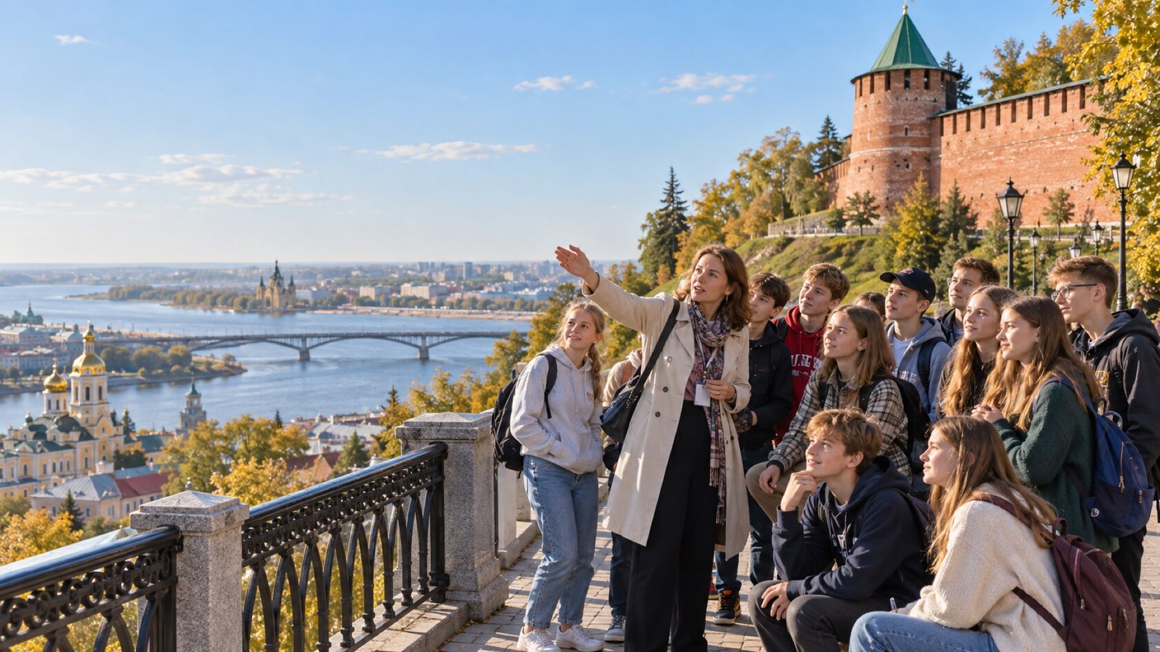 Школьная группа с педагогом на экскурсии у Нижегородского кремля