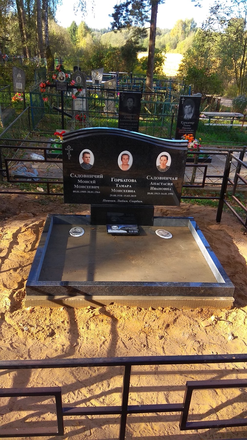 Тройной памятник на общем основании до укладки плитки