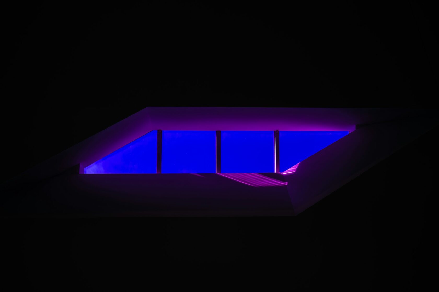 Современный аквариум с LED-подсветкой в интерьере
