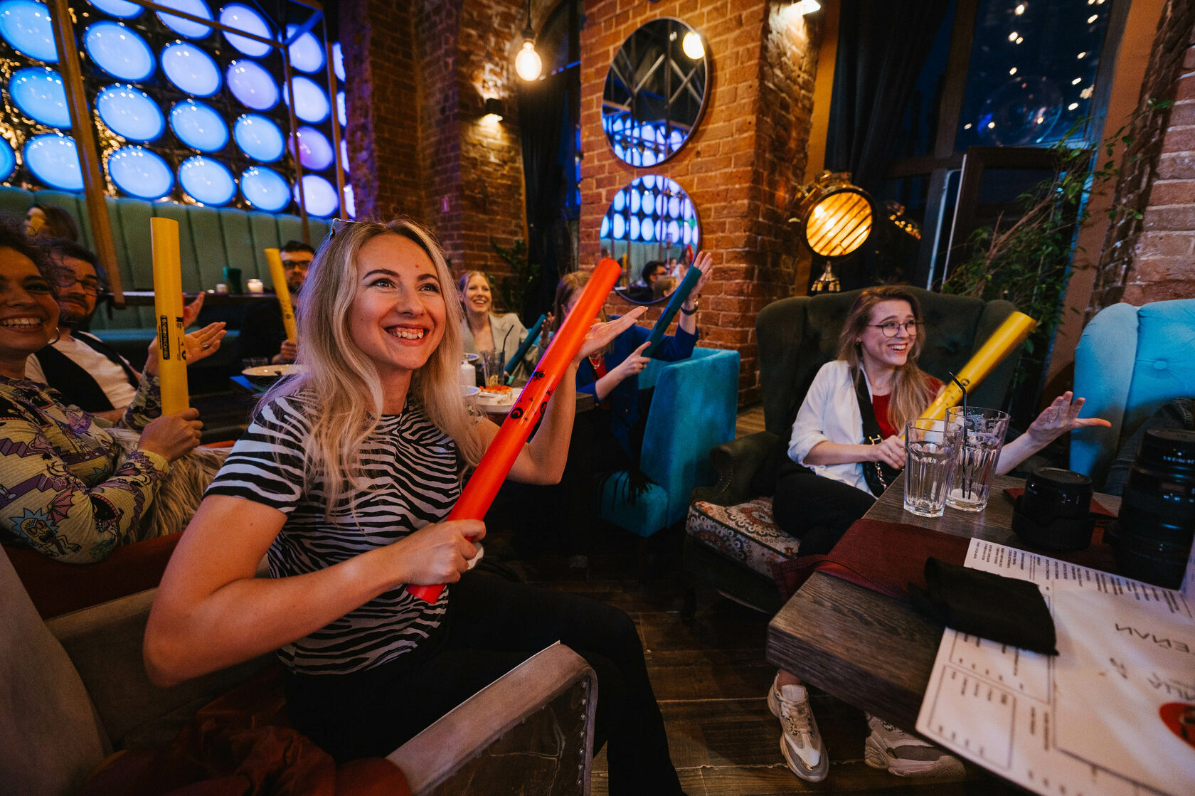 Фотографии с тимбмлдинг-мероприятия: участники держат в руках музыкальные трубки boomwhackers. Закажите барабанное шоу на корпоратив в своей компании!