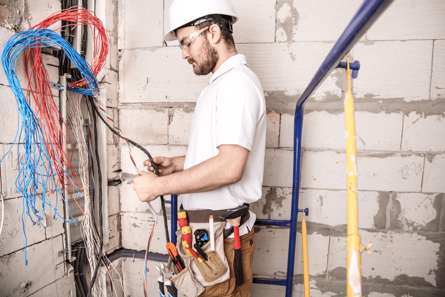 Монтаж электропроводки в квартире. Электрика в частном доме. Электромонтер. Есть ли работа электрика. Слесарь электромонтажник.