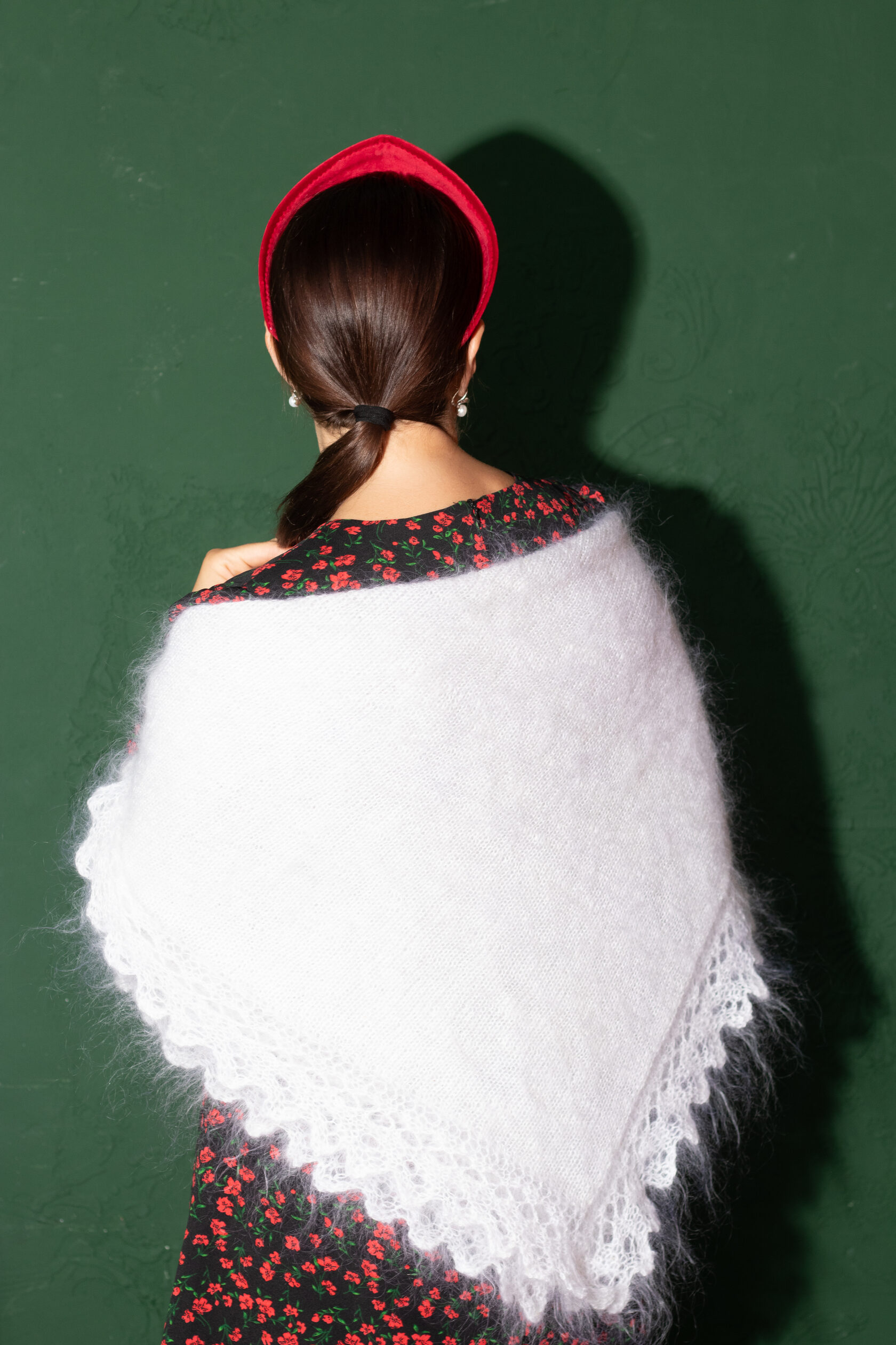 Женский вязаный платок из козьего пуха ручной работы на модели